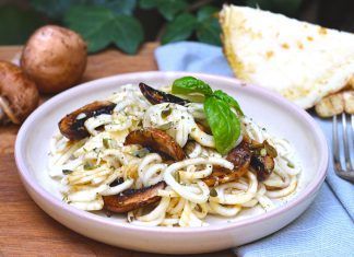 Receta: Espaguetis de Apio-Rave con Champiñones espaguetis de apio y rave receta vegana recetas veganas bueno y vegano alimentación vegana