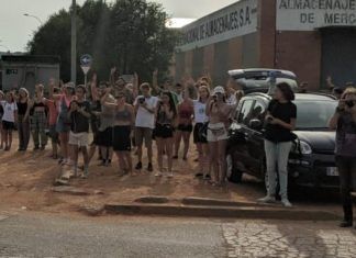 Más de 10 activistas en huelga de hambre delante de OsVaca Carns en Sabadell Más de 10 activistas en huelga de hambre delante de OsVaca Carns en Sabadell