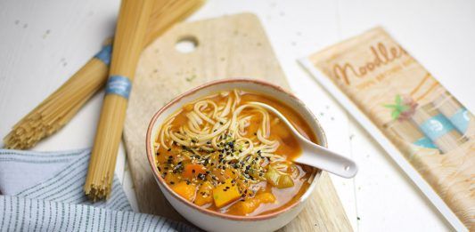 Sopa de miso vegana con noodles gluten-free