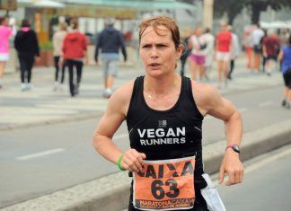 Atletas veganos: coherencia ética y salud Coherencia ética y salud, motivaciones de los atletas veganos Fiona Oakes, atleta vegana ganadora de varios maratones y responsable de un santuario en Inglaterra en el que viven cientos de animales