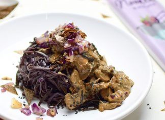 Noodles negros veganos con salsa de setas y algas Noodles negros veganos sin gluten con salsa de setas y algas