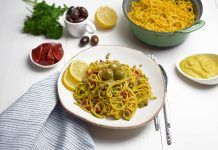 Receta: pasta de cúrcuma con queso vegano y aceitunas Receta pasta de cúrcuma con queso vegano y aceitunas