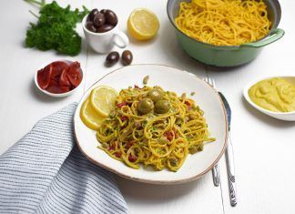 Receta: pasta de cúrcuma con queso vegano y aceitunas Receta pasta de cúrcuma con queso vegano y aceitunas