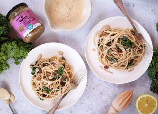 Receta: espaguetis con kale, pasas y salsa de tahín Espaguetis con kale, pasas y salsa de tahin