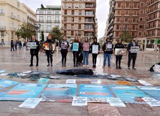 Activistas de València Animal Save realizan una performance en defensa de los animales acuáticos