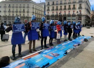 Performance de Madrid Animal Save en la Puerta del Sol en defensa de los animales acuáticos Madrid Animal Save