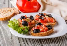Receta: Bruschettas veganas con tomate, aceitunas y mostaza bruscheta vegana