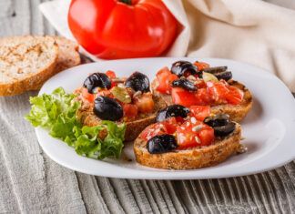 Receta: Bruschettas veganas con tomate, aceitunas y mostaza bruscheta vegana