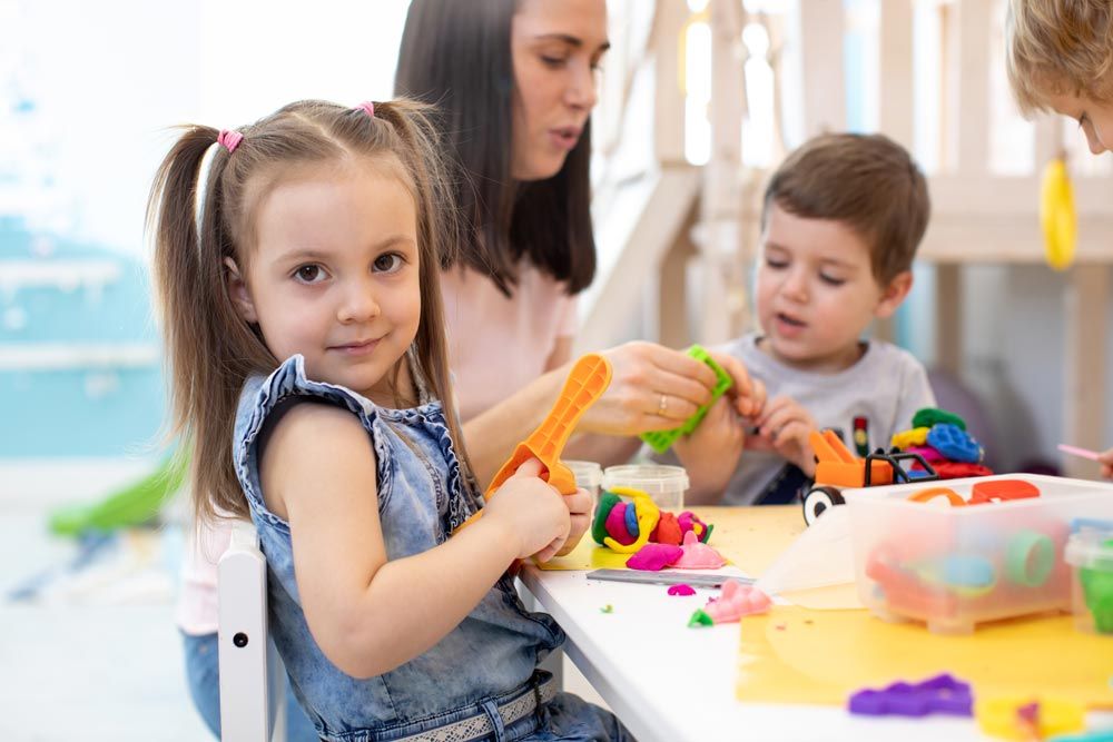 niños y profesora en guarderías veganas