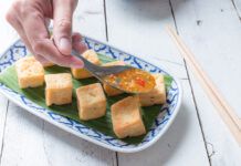 El tofu y sus variedades Snack and Dessert, Chinese Traditional Deep Fried Tofu or Fried Bean Curd Served with Sweet and Sour Spicy Sauce.