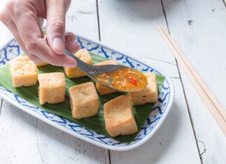 El tofu y sus variedades Snack and Dessert, Chinese Traditional Deep Fried Tofu or Fried Bean Curd Served with Sweet and Sour Spicy Sauce.