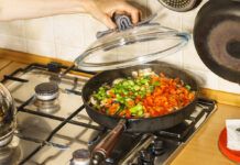 ¿Por qué cocinar con alimentos vegetales y ecológicos? Verduras picadas en sartén
