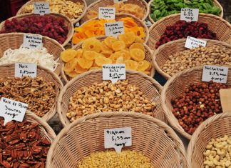 Alimentos antiinflamatorios Aix en Provence, dried fruits at the city hall square market