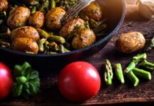 Así puedes organizarte para cocinar como un profesional Potatoes fried with asparagus in a pan with spices and tomatoes