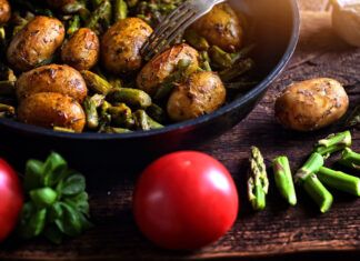 Así puedes organizarte para cocinar como un profesional Potatoes fried with asparagus in a pan with spices and tomatoes