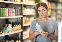 Todo lo que el listado de ingredientes de un cosmético no nos dice Girl choosing organic cosmetics