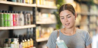 Todo lo que el listado de ingredientes de un cosmético no nos dice Girl choosing organic cosmetics