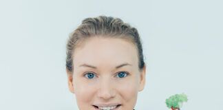 Un macroestudio europeo sitúa a la proteína vegetal como la opción más saludable frente a la carne Smiling attractive woman being on diet