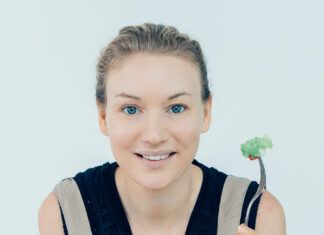 Un macroestudio europeo sitúa a la proteína vegetal como la opción más saludable frente a la carne Smiling attractive woman being on diet