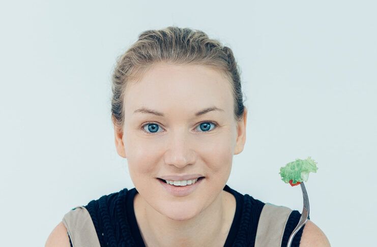 Un macroestudio europeo sitúa a la proteína vegetal como la opción más saludable frente a la carne Smiling attractive woman being on diet