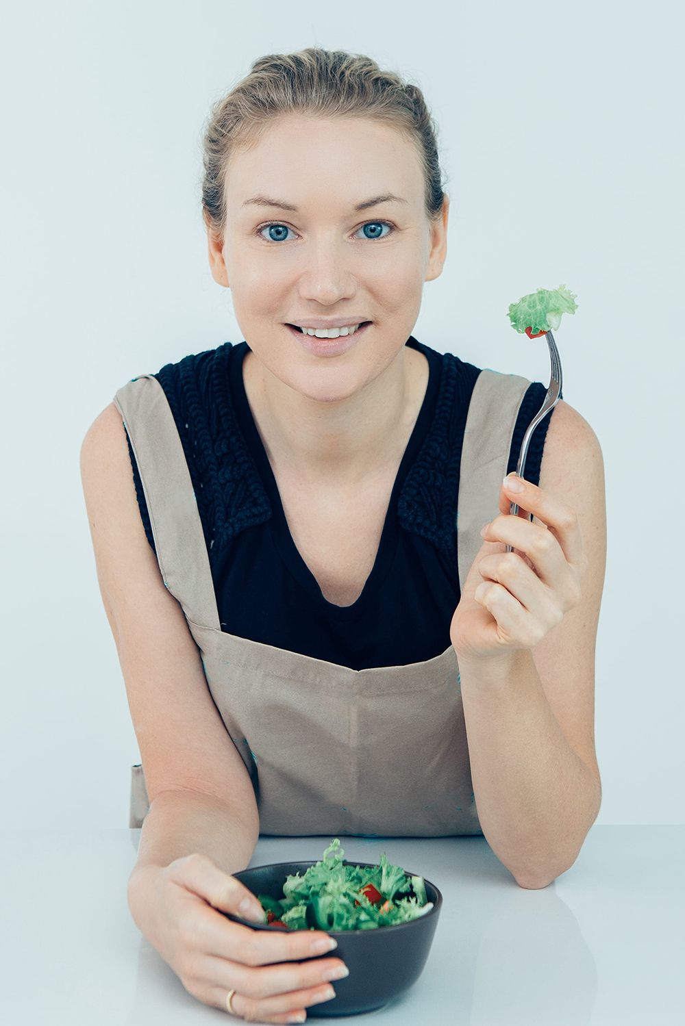 Mujer comiendo una ensalada como ejemplo de alimentación vegetal