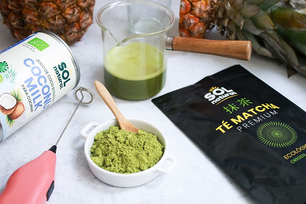 Matcha colada terminada y lista para servir