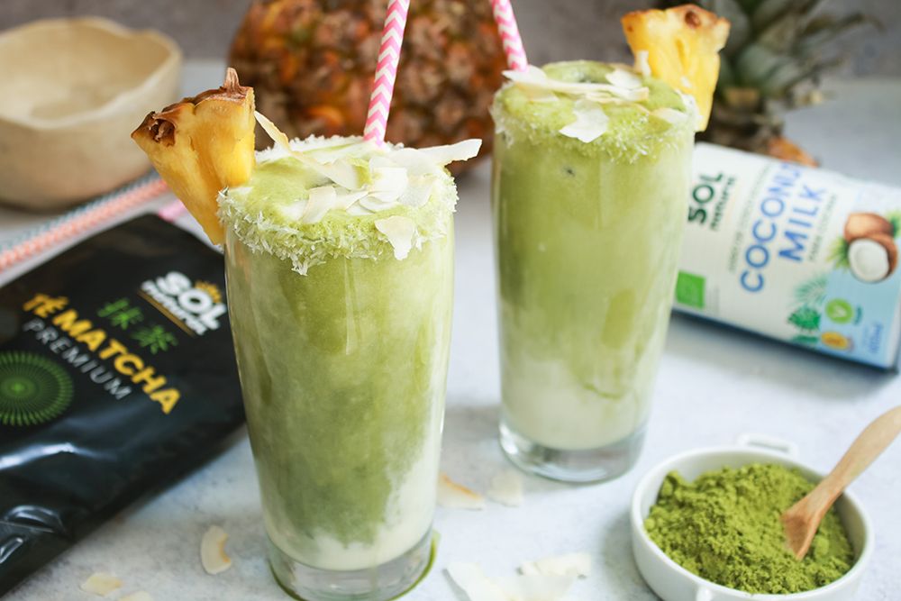 Matcha colada, una bebida vegana de té matcha, piña y coco