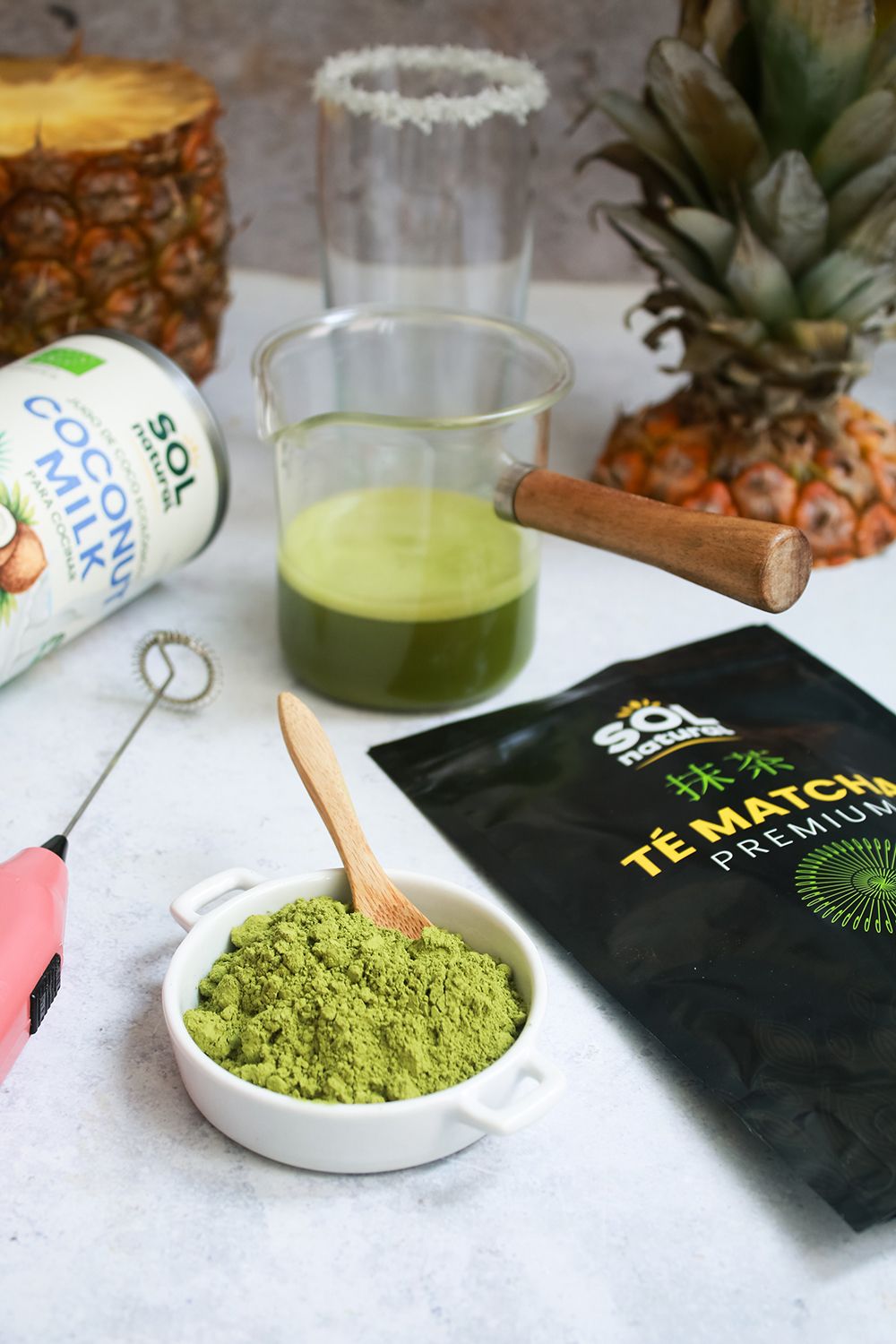 Vaso de matcha colada decorado con coco rallado