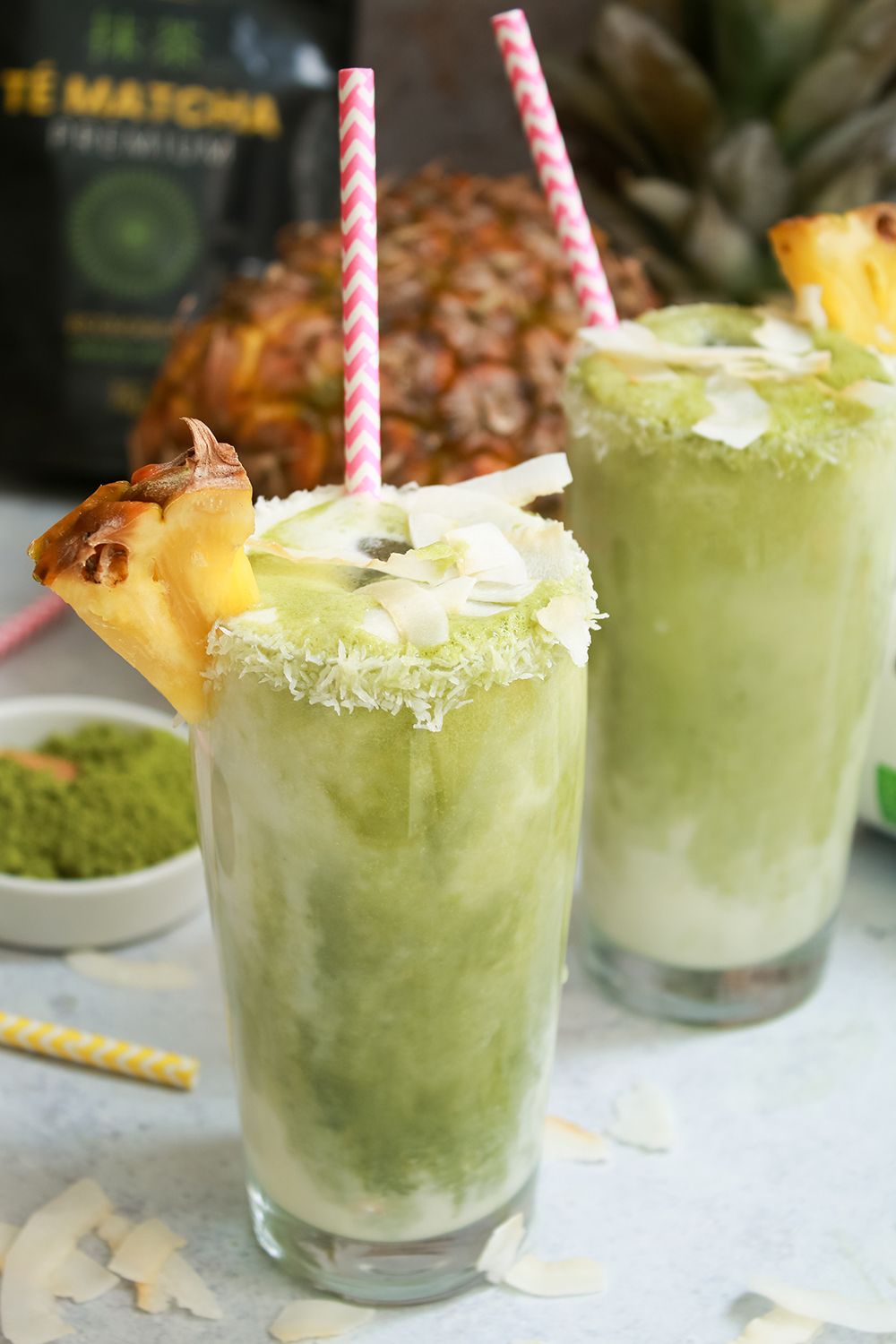 Ingredientes y preparación de una matcha colada vegana