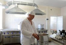 Inglaterra y Gales reconocen el veganismo en la nueva normativa sobre alimentación en prisiones Cook cooks food for Prison hospital patients