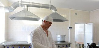 Inglaterra y Gales reconocen el veganismo en la nueva normativa sobre alimentación en prisiones Cook cooks food for Prison hospital patients