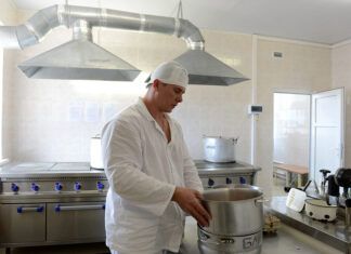 Inglaterra y Gales reconocen el veganismo en la nueva normativa sobre alimentación en prisiones Cook cooks food for Prison hospital patients