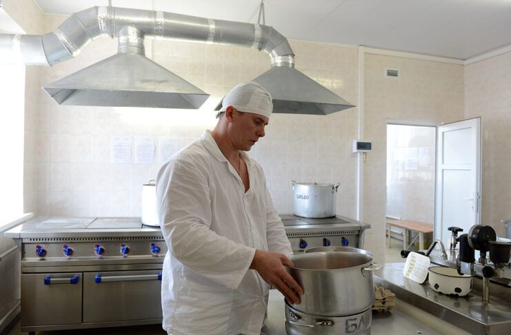 Inglaterra y Gales reconocen el veganismo en la nueva normativa sobre alimentación en prisiones Cook cooks food for Prison hospital patients